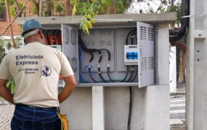 Eduardo Galvino trabalhando em quadro elétrico